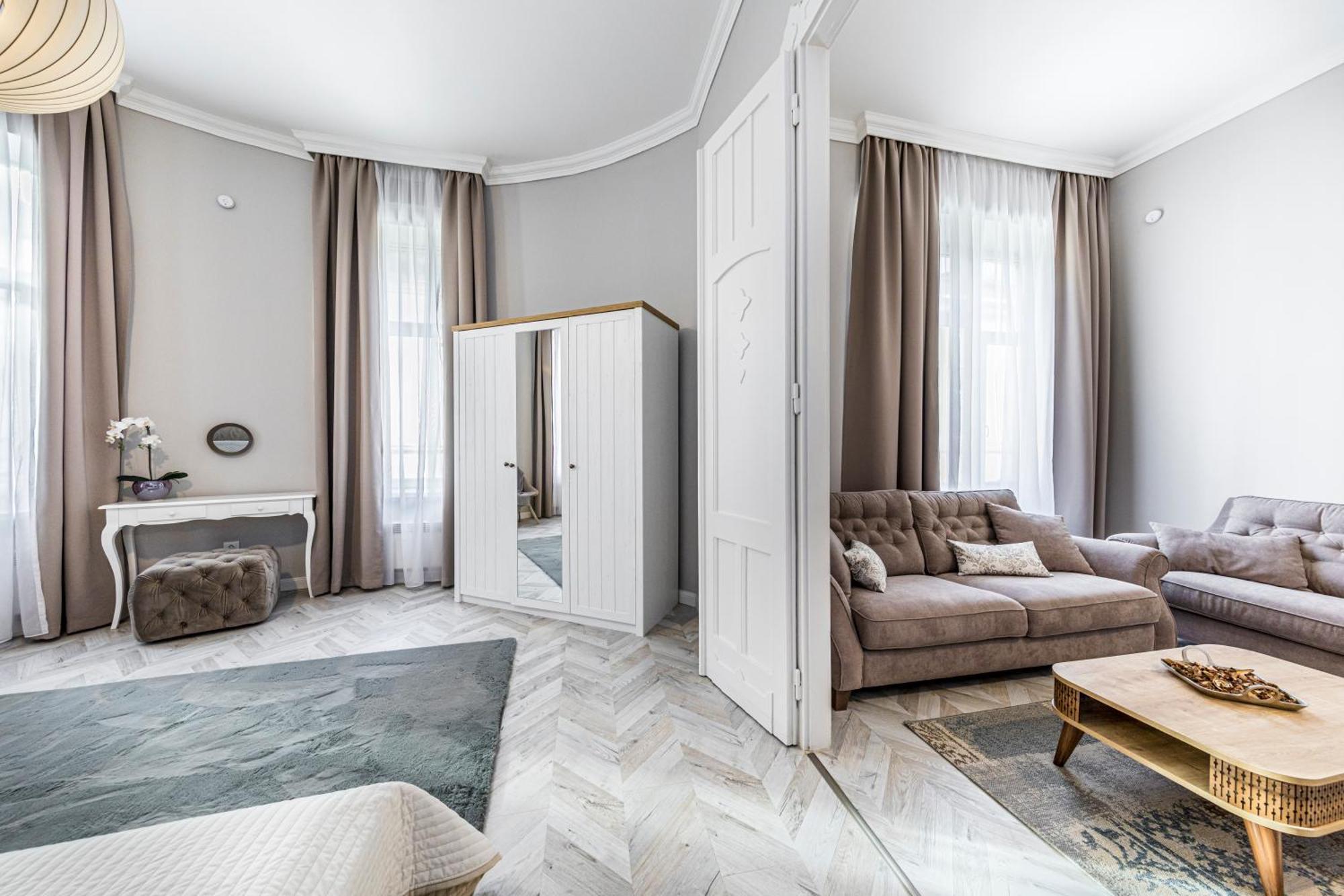 Lejlighed 2bdr+2a/c+for Long Term Too+large Flat+quiet+soho! Budapest