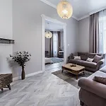 2Bdr+2A/C+For Long Term Too+Large Flat+Quiet+Soho!