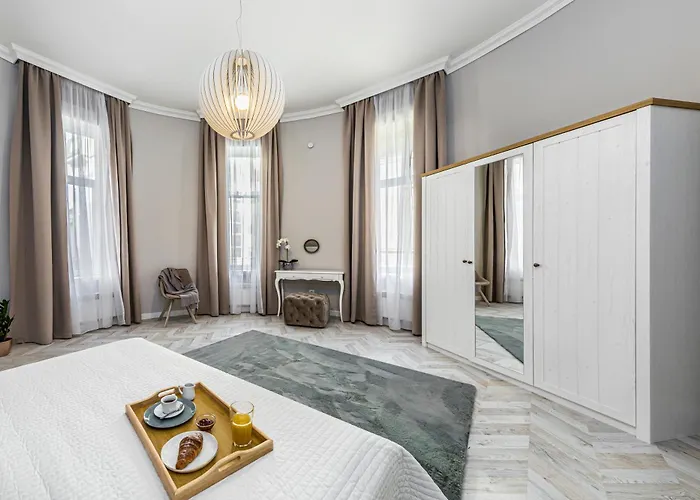 2Bdr+2A/C+For Long Term Too+Large Flat+Quiet+Soho!