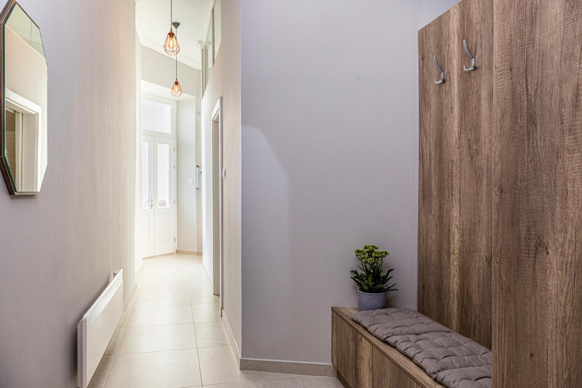 2bdr+2a/c+for Long Term Too+large Flat+quiet+soho! Apartment *