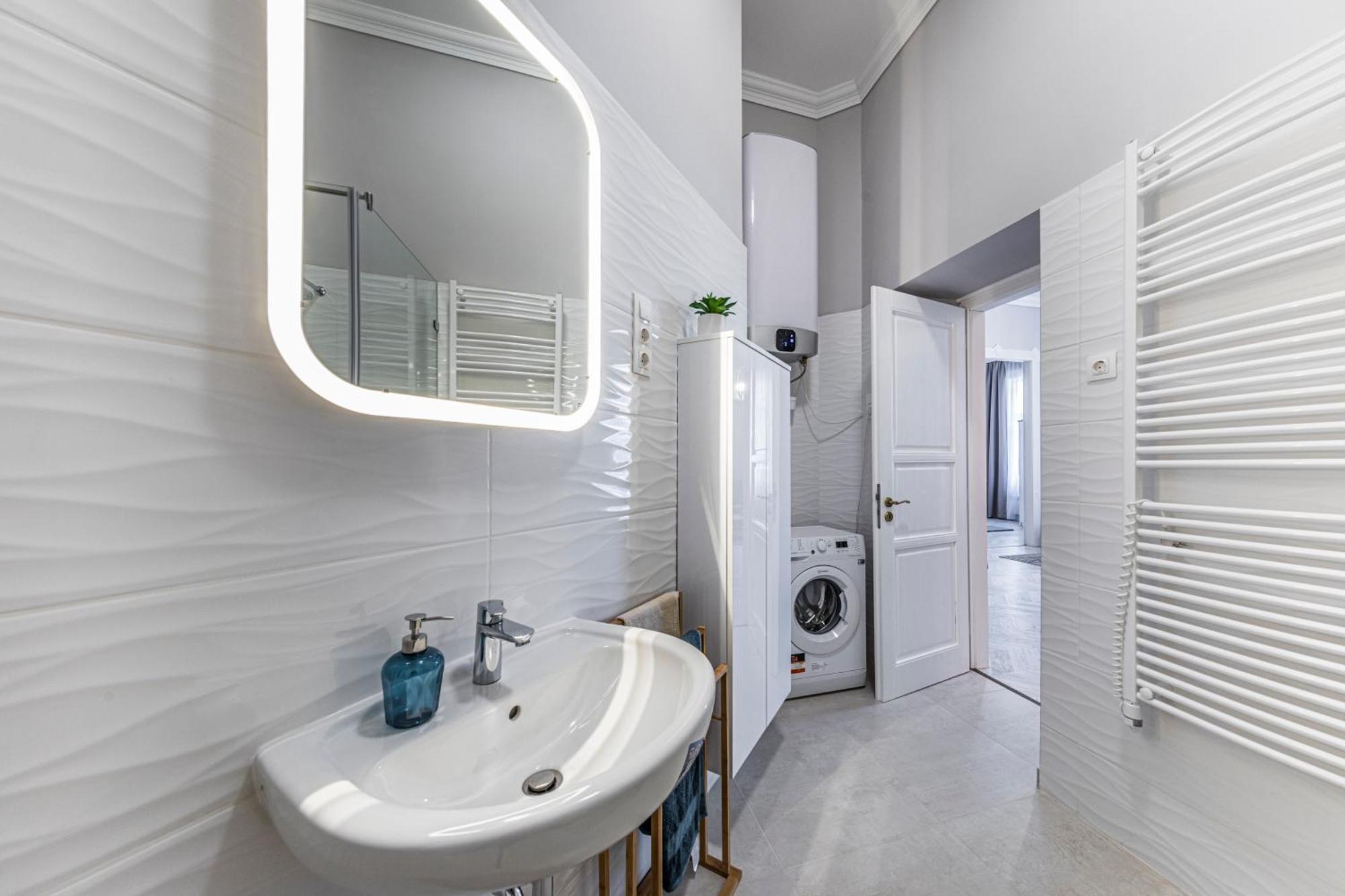 2bdr+2a/c+for Long Term Too+large Flat+quiet+soho! *