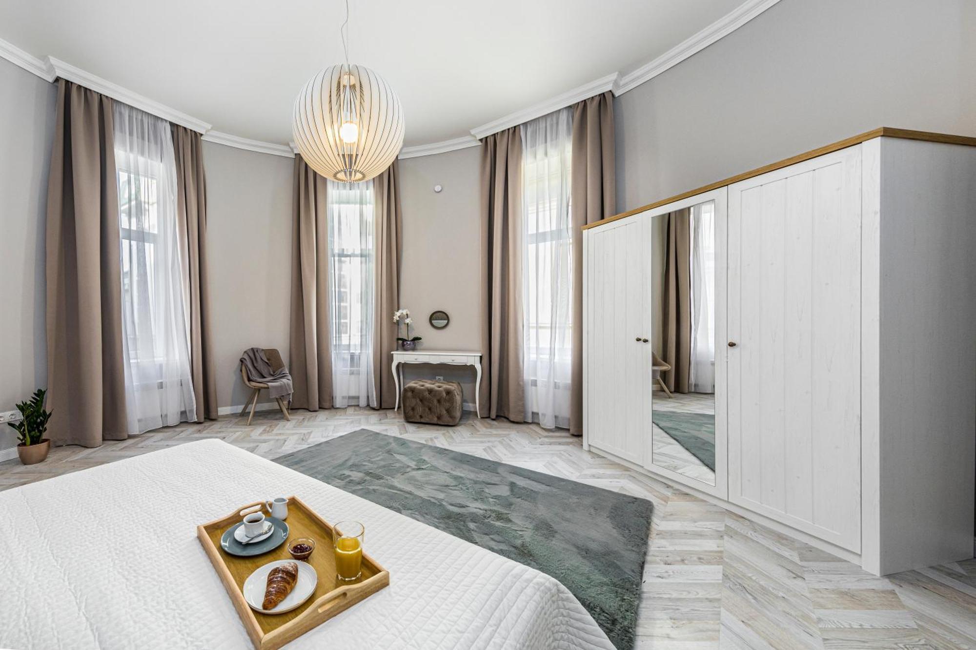 2bdr+2a/c+for Long Term Too+large Flat+quiet+soho! Apartment *